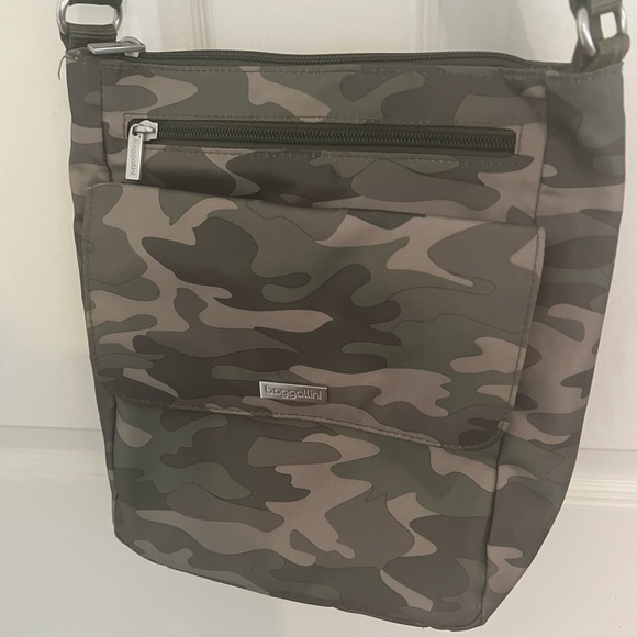 Baggallini Camouflage Crossbody Bag - Picture 1 of 3
